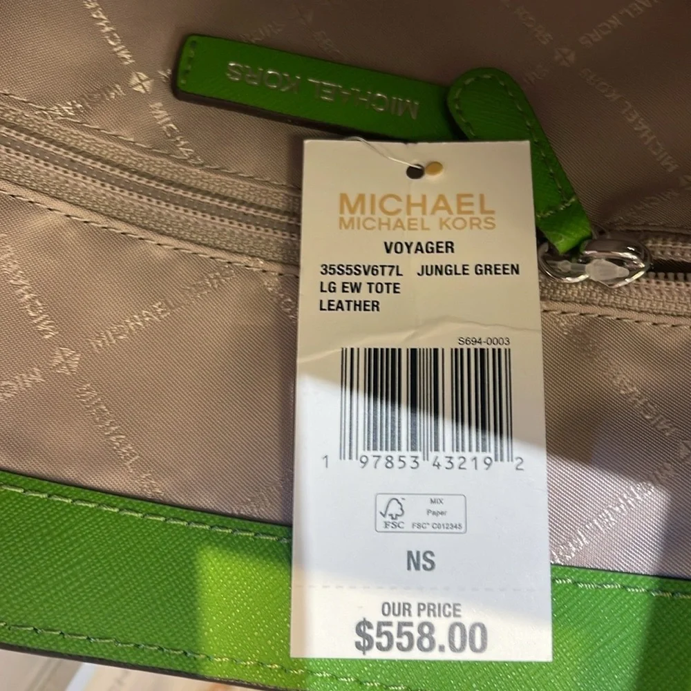 Michael Kors Voyager Large Saffiano Leather Tote Bag
Jungle Green
NWT - Picture 9 of 16